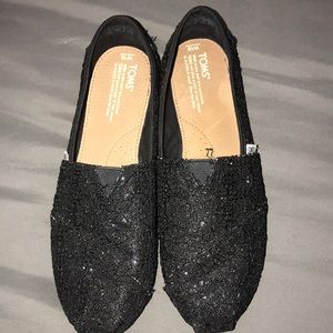 toms black flowers with glitter